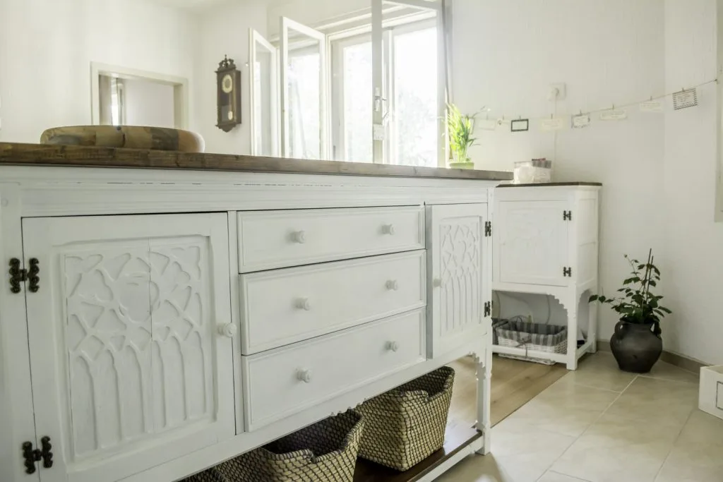 A cupboard in the kitchen in Summer house Kot appartment.